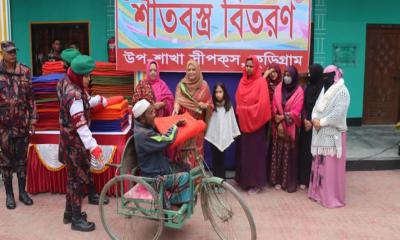 কুড়িগ্রামে প্রতিবন্ধী ও দুস্থ অসহায় পরিবারের মাঝে বিজিবির শীতবস্ত্র বিতরণ