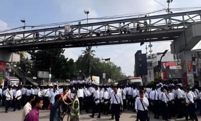 সায়েন্সল্যাবে ঢাকা কলেজ শিক্ষার্থীদের অবরোধ, যানচলাচল বন্ধ