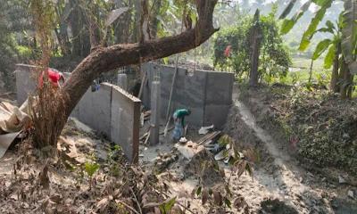 সরকারি খাল দখল করে আওয়ামী লীগ নেতার কালভার্ট নির্মাণ