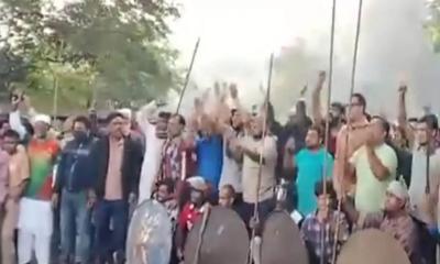 মহাসড়কে অস্ত্রের মহড়া, আ.লীগের অবরোধে যান চলাচল বন্ধ