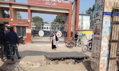 লোহাগড়া সরকারি পাইলট উচ্চ বিদ্যালয়ের সামনে ঝুঁকিপূর্ণ গর্ত, ঘটতে পারে বড় দুর্ঘটনা