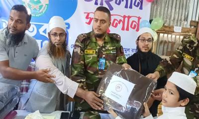 মানবিক উদ্যোগে সেনাবাহিনী: এতিম ও অসহায় মাদ্রাসা শিক্ষার্থীদের মাঝে কার্পেট ও শীতবস্ত্র বিতরণ