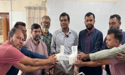 আড়াই লক্ষ মানুষের স্বস্তি: নিজ উদ্যোগে ইসিজি মেশিন দিলেন বদিউজ্জামান সাহেদ