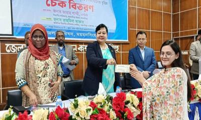 ময়মনসিংহে ৫০৭ কৃতি শিক্ষার্থীর মাঝে জেলা পরিষদের বৃত্তির চেক বিতরণ