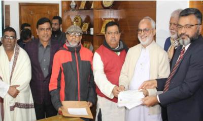 খুলনা-২ আসনে নজরুল ইসলাম মঞ্জুর মনোনয়নপত্র দাখিল