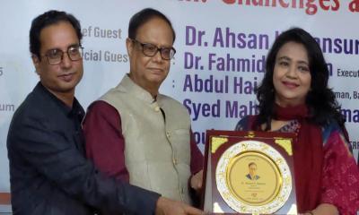 ব্যাংক খাতের সংকটে ‘পূর্ণ স্বাধীনতা’ চায় বাংলাদেশ ব্যাংক