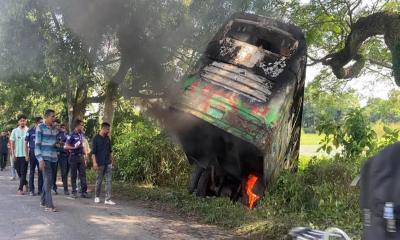 মুন্সীগঞ্জে বাস চাপায় মাদ্রাসা ছাত্রী নিহত, বিক্ষুব্ধ জনতার বাসে আগুন