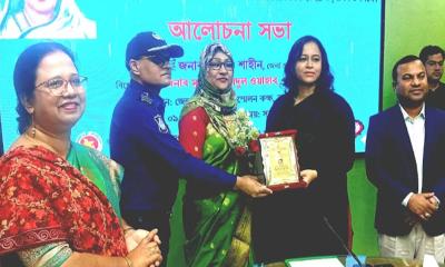 নাটোরে ‘অদম্য নারী পুরস্কার’ পেলেন শামীমা লাইজু নীলা