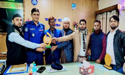 বদলি উপলক্ষে মধুপুরের বিদায়ী অফিসার ইনচার্জ এমরানুল কবিরকে সম্মাননা
