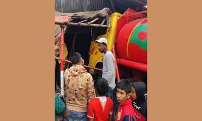 শাহজাদপুরে নিয়ন্ত্রণ হারিয়ে মুদি দোকানে তেলবাহী লরি, আহত ৫