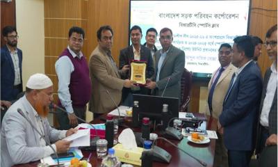 রাজু মোল্লাকে বিআরটিসি স্পোর্টস ক্লাবের সম্মাননা স্মারক ক্রেস্ট প্রদান