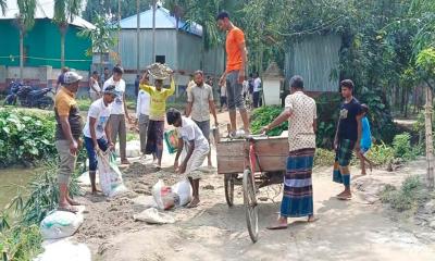 পাটগ্রামে কালভার্টের সংযোগ সড়ক ভেঙে দুর্ভোগ, স্বেচ্ছাসেবক দলের উদ্যোগে মেরামত