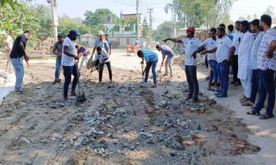 পাটগ্রামে সড়ক ভেঙে দুর্ভোগ, যুবদলের উদ্যোগে মেরামত