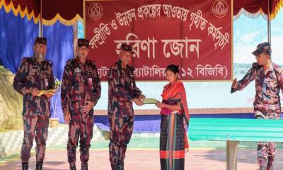 রাঙামাটির সীমান্তবর্তী দুর্গম ছোট হরিণায় বিজিবির মানবিক সহায়তা