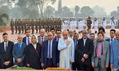 স্মৃতিসৌধে প্রধান বিচারপতির শ্রদ্ধা নিবেদন