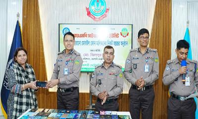 হারানো ৭৫টি মোবাইল উদ্ধার করে মালিকদের হাতে তুলে দিল আরএমপি