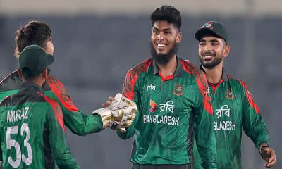 রিশাদের হাত ধরে ঘুরে দাঁড়ানো জয়