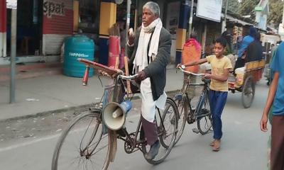 সাইকেল আর হ্যান্ডমাইকে ব্যতিক্রমী প্রচারণা আজিজার রহমানের