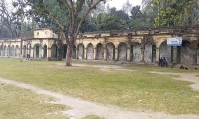 সাঘাটায় ভরতখালী উচ্চ বিদ্যালয়ের জরাজীর্ণ ভবনে জীবনের ঝুঁকি নিয়ে পাঠদান