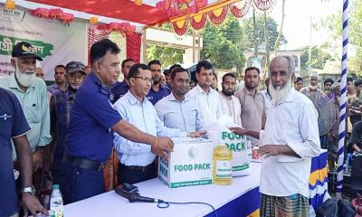 সরিষাবাড়ীতে ৫ শতাধিক হতদরিদ্র পরিবার পেল দোস্ত এইডের খাদ্যসামগ্রী