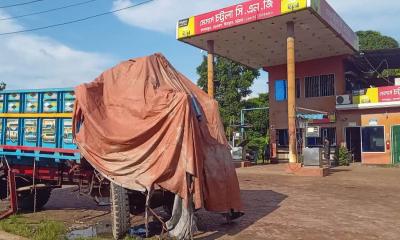 সীতাকুন্ডে সিএনজি স্টেশনে সিলিন্ডার বিস্ফোরণ, ট্রাক বিধ্বস্ত