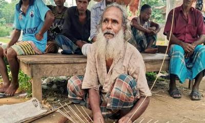 জীবনযুদ্ধ থেমে নেই দৃষ্টি প্রতিবন্ধী গণি মিয়ার