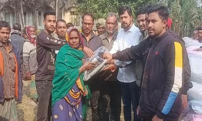 সোনাতলায় শীতার্তদের মাঝে কম্বল বিতরণ