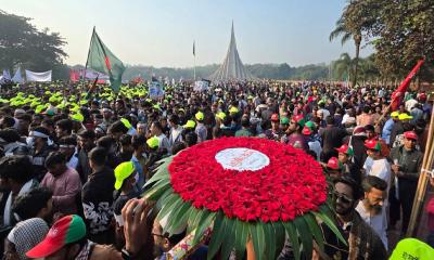 স্মৃতিসৌধে বীর শহীদদের প্রতি শ্রদ্ধা জানাতে সর্বস্তরের মানুষের ঢল
