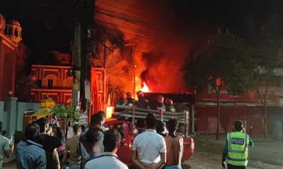 মধ্যরাতে দুর্বৃত্তদের আগুনে ১৩টি গাড়ি পুড়ে ছাই