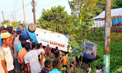 সুনামগঞ্জে নিয়ন্ত্রণ হারিয়ে বাস খাদে, মা-মেয়ে নিহত