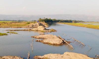 অরক্ষিত আলমখালি বাঁধ: কাজ করানোর লোক পাচ্ছে না পাউবো