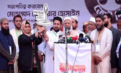 এনসিপির দুই নারী প্রার্থীর হাতে শাপলা কলি তুলে দিলেন জামায়াত আমির
