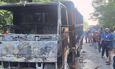 পদ্মা সেতুর সামনে আওয়ামী লীগের অবরোধ, ট্রাকে আগুন