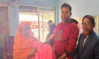 টুঙ্গিপাড়া প্রেস ক্লাবের উদ্যোগে দরিদ্র ও অসহায় শীতার্তদের মাঝে কম্বল বিতরণ