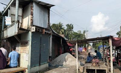 জামালপুরে রাস্তা দখল করে স্থাপনা নির্মাণ, যান চলাচলে ভোগান্তি