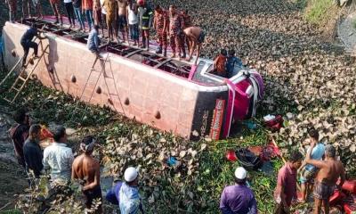 জাজিরায় যাত্রীবাহী বাস খাদে পড়ে আহত ২০