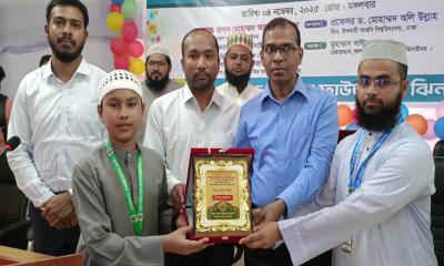 ঝিনাইদহে ১০ ও ১৬ মাসে হিফজ সম্পন্ন করা দুই শিক্ষার্থীকে ওমরাহ হজে পাঠাবে মাদ্রাসা
