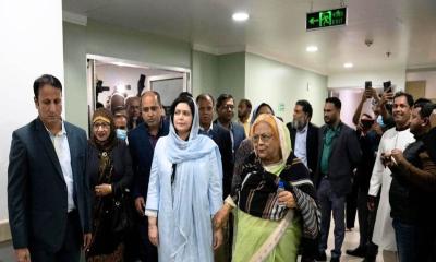 খালেদা জিয়াকে দেখতে এভারকেয়ার হাসপাতালে জুবাইদা রহমান