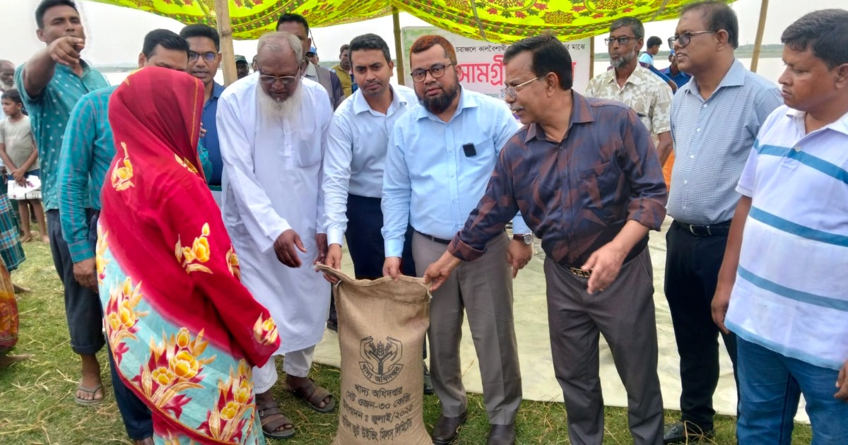 ফুলছড়িতে ঝড়ে ক্ষতিগ্রস্ত এলাকা পরিদর্শন ‎দুর্গতদের ত্রাণ সহায়তা দিলেন জেলা প্রশাসক