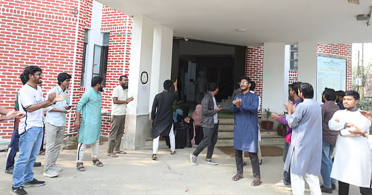 শাকসু নির্বাচনের দাবিতে দ্বিতীয় দিনের বিক্ষোভ: সহ-উপাচার্যকে দেখে ‘দালাল’ স্লোগান