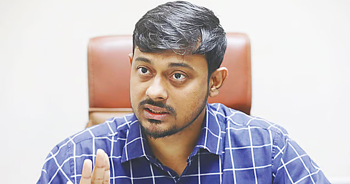 একদল ভিতু হয়ে ময়লা পানি আর ডিম ছুড়ে মারছে