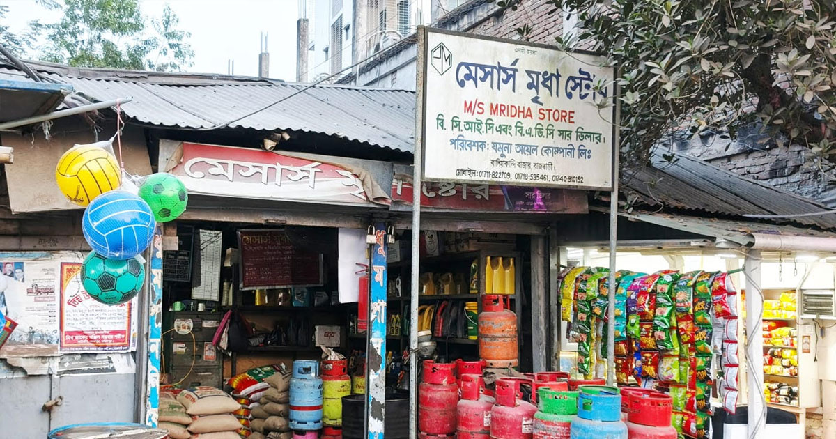 বালিয়াকান্দিতে ভ্রাম্যমাণ আদালতের অভিযান চলাকালে সাংবাদিকদের প্রকাশ্যে হুমকি