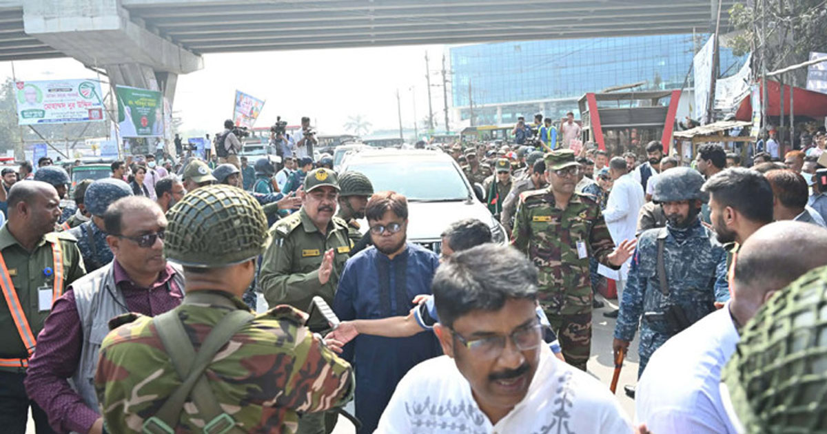 নৌ উপদেষ্টার গাড়ি অবরোধ করে বন্দর শ্রমিকদের বিক্ষোভ 