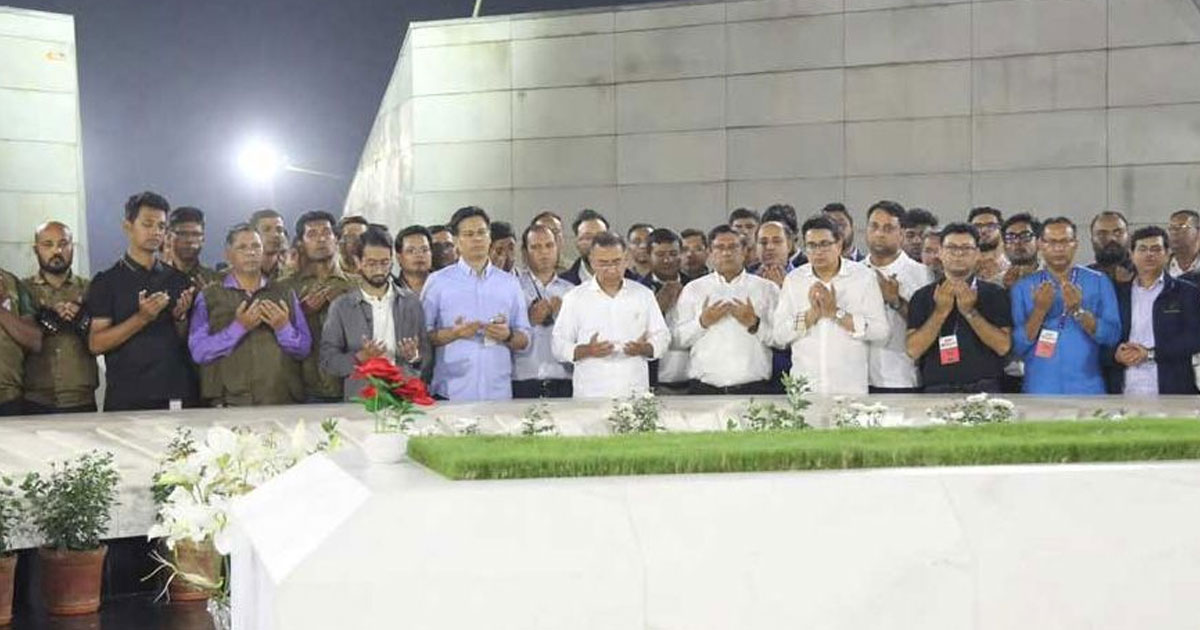 বাবা-মায়ের কবর জিয়ারত করে প্রচারণা শেষ করলেন তারেক রহমান