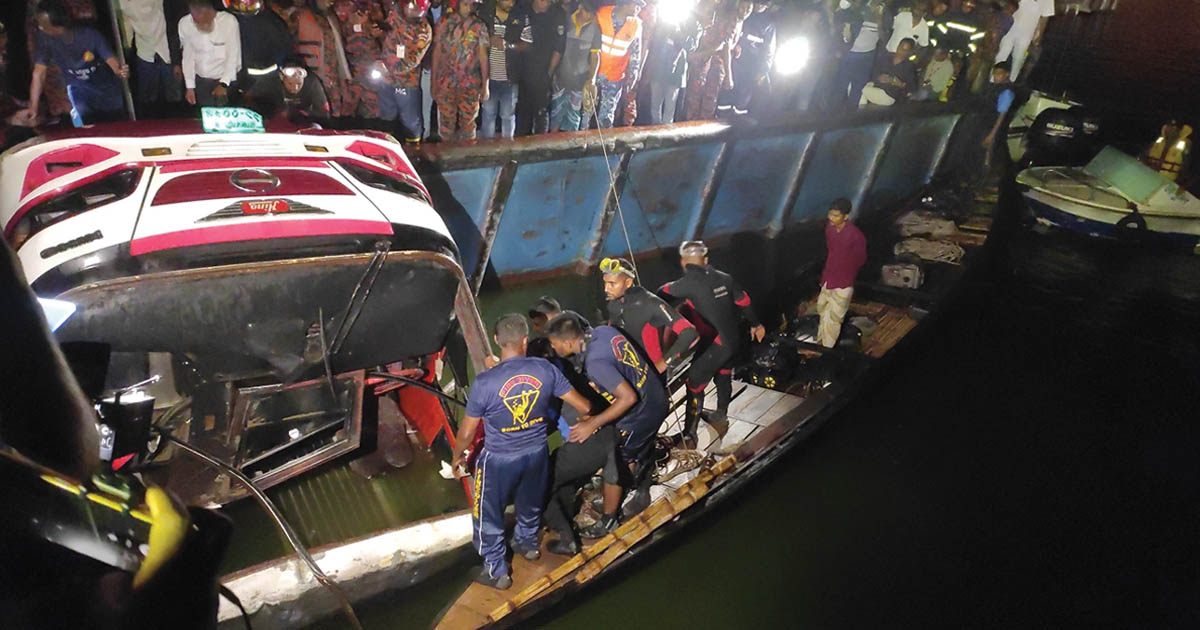 পদ্মা থেকে তোলা হচ্ছে ডুবে যাওয়া বাস, বের হচ্ছে একের পর এক মরদেহ