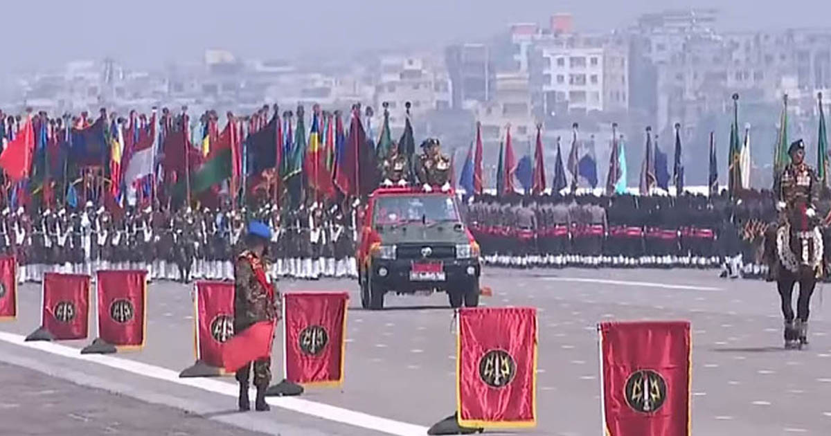বর্ণাঢ্য কুচকাওয়াজে স্বাধীনতার উদযাপন চলছে