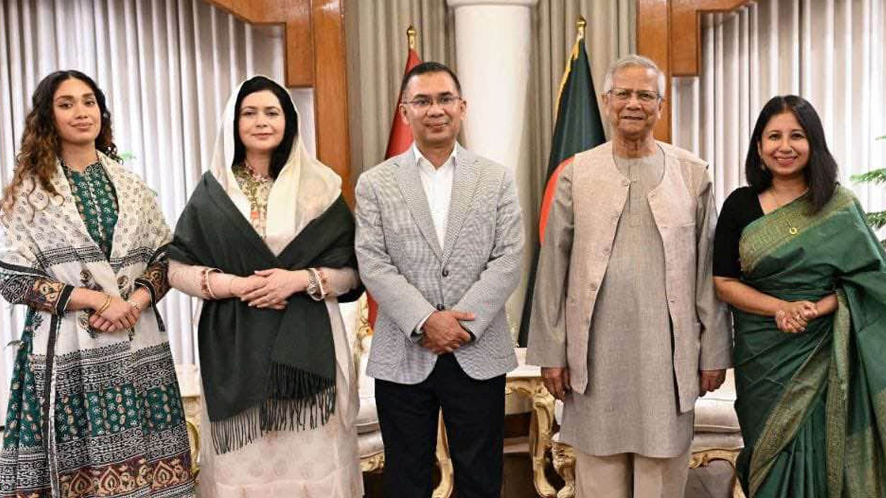 প্রধান উপদেষ্টাকে তারেক রহমানের ফুলেল শুভেচ্ছা