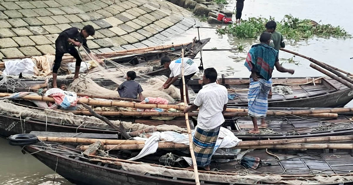 দাদন না নিলেও কমিশন দিতে হয় মেঘনা পাড়ের জেলেদের