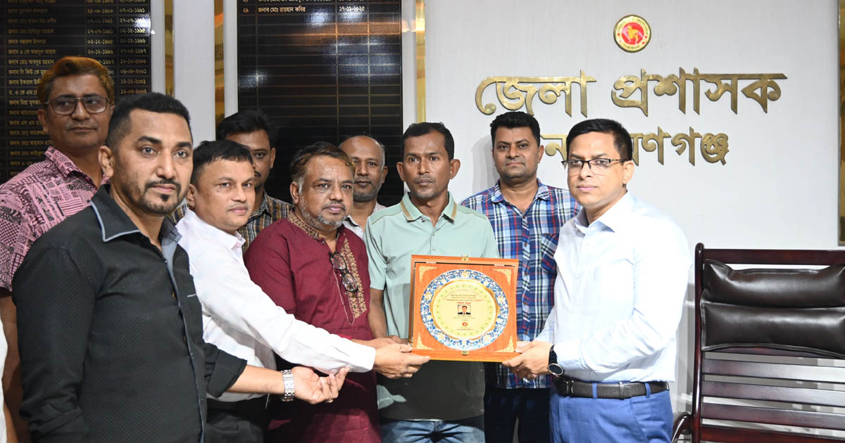 জেলা প্রশাসক রায়হান কবিরকে নারায়ণগঞ্জ জার্নালিস্ট ইউনিটির সম্মাননা প্রদান