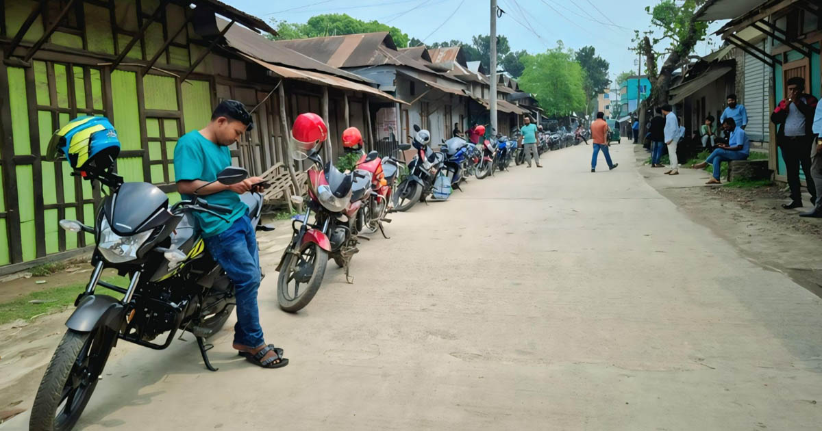 কটিয়াদীতে তেলের তীব্র সংকট, ২ লিটারের জন্য কিলোমিটারজুড়ে লাইন